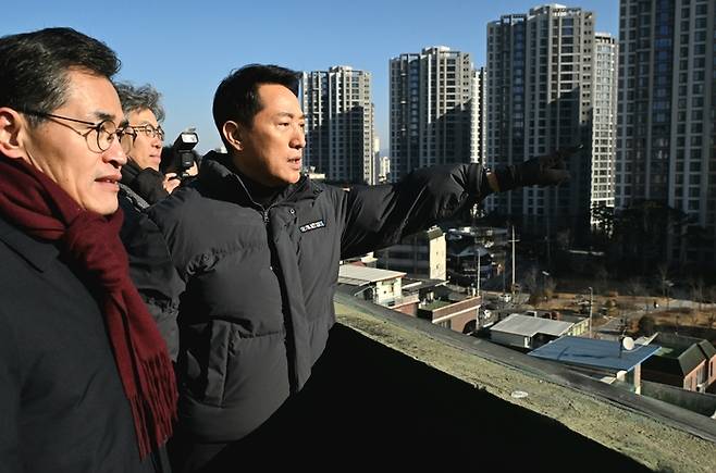 오세훈 서울시장이 지난 1월 양천구 신정4구역 정비사업지를 점검하고 있다. <서울시>
