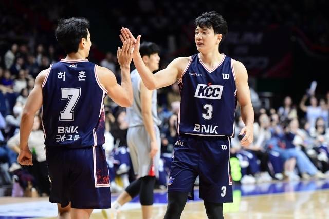 허웅은 “동생은 봄 농구만 하면 미치더라. 정규리그를 치르면서 서로 잘 맞았다고 생각한다. 물론 지켜보는 분들이 어떻게 생각할지 모르지만 그래도 좋게 생각한다. (허)훈이를 중심으로 매 경기 소중하게 생각할 것이다. 그리고 잘 풀어갈 생각이다”라고 밝혔다. 그러면서 “우승 경험은 무시할 수 없다. 훈이가 아직 우승을 못했다. (최)준용이가 내게 우승 반지를 주고 싶다고 했고 그 약속을 지켰다. 나도 훈이에게 우승 반지를 선물하고 싶다”고 덧붙였다. 사진=KBL 제공