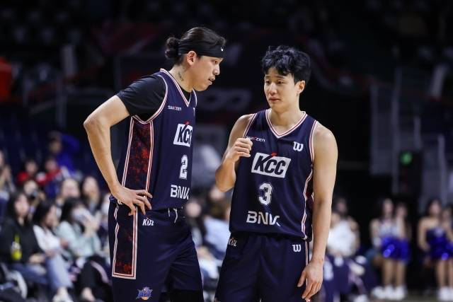 최준용은 2023년 여름, KCC로 이적하면서 “허웅이 우승 반지가 하나도 없어 선물하기 위해 왔다”고 언급했다. 그리고 그는 2023-24시즌 챔피언결정전 우승으로 약속을 지켰다. 사진=KBL 제공