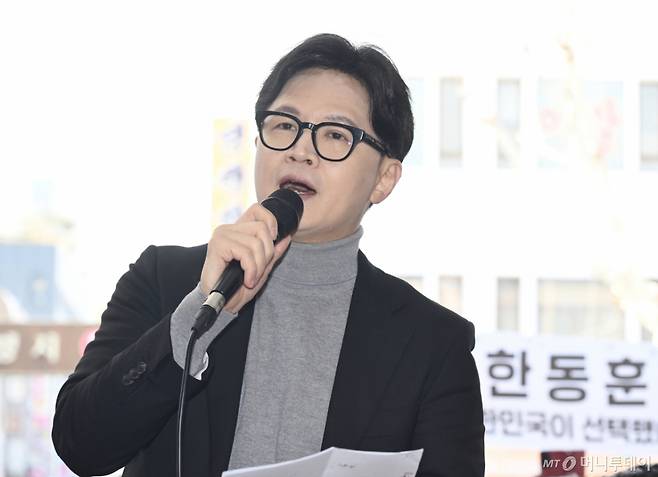 (서울=뉴스1) 최지환 기자 = 한동훈 전 국민의힘 대표가 22일 오후 서울 동대문구 경동시장을 방문해 인사말을 하고 있다. (공동취재) 2026.3.22/뉴스1 Copyright (C) 뉴스1. All rights reserved. 무단 전재 및 재배포, AI학습 이용 금지. /사진=(서울=뉴스1) 최지환 기자