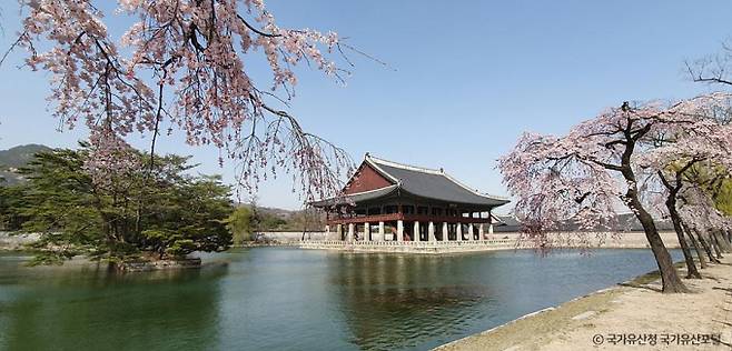 경복궁 경회루는 물이 가진 정화의 기운 덕에 시작의 에너지를 얻을 수 있는 곳으로 전해진다. /사진=한국관광공사