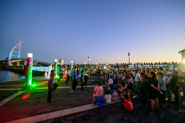 지난해 제주 서귀포항의 새연교를 배경으로 열린 금토금토새연쇼 행사 장면. 서귀포의 대표적인 야간관광 프로그램으로 인기를 얻고 있다 .서귀포시청 제공