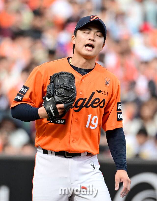 2026년 3월 29일 오후 대전 한화생명볼파크에서 열린 ‘2026 신한 SOL KBO리그' 키움 히어로즈와 한화 이글스의 경기. 한화 선발투수 왕옌청이 6회초 1사 2.3루서 키움 박찬혁에게 볼넷을 허용한 뒤 아쉬워하고 있다./마이데일리