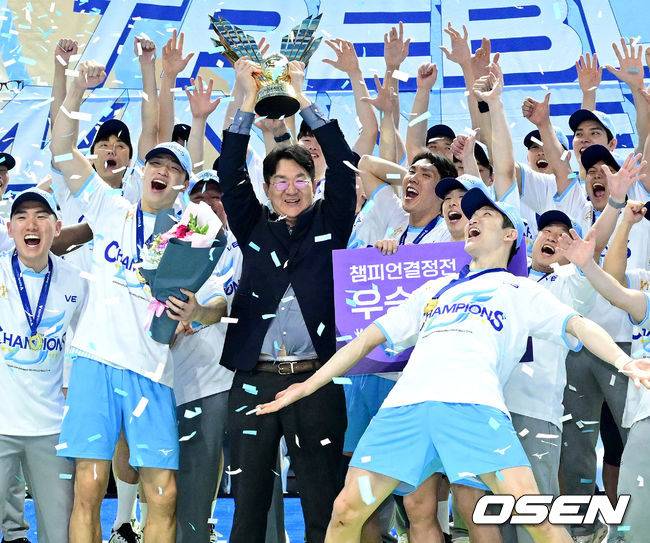 통합 우승 트로피 번쩍 들어올리는 대한항공.