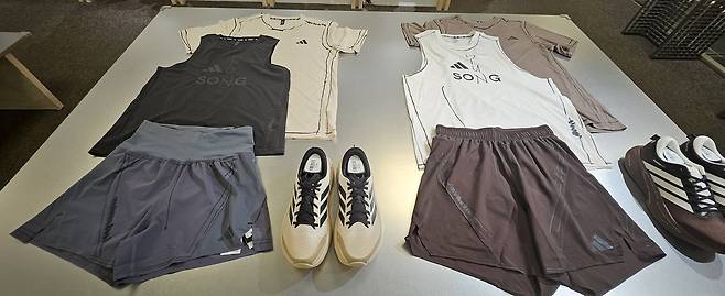 호주 시드니 기반 럭셔리 레디투웨어 브랜드 ‘송 포더 뮤트(Song for the Mute)’와 협업한 SS26 러닝 컬렉션. 박윤희 기자