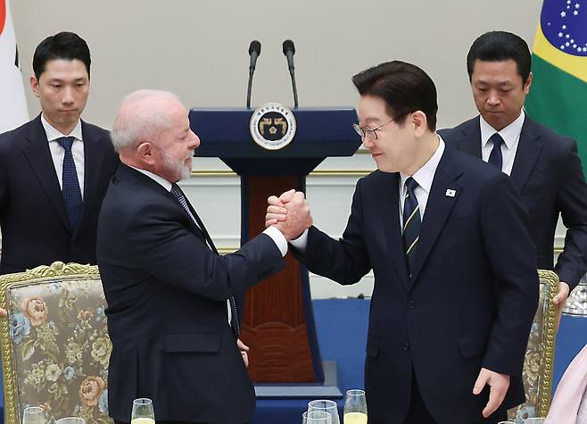 이재명 대통령이 2월 23일 청와대에서 열린 브라질 루이스 이나시우 룰라 다 시우바 대통령 국빈 방한 환영 만찬에서 룰라 대통령의 답사를 들은 뒤 손을 맞잡고 있다. 청와대통신사진기자단