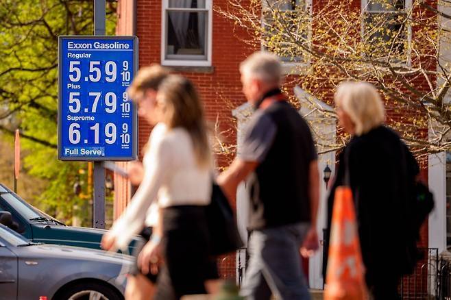 지난달 31일(현지 시간) 미국 워싱턴DC 의회의사당 인근의 한 주유소에 표시된 휘발유 가격. AFP연합뉴스
