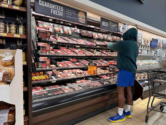 6일(현지 시간) 미국 캘리포니아주 로스앤젤레스의 한 식료품점에서 고객이 소고기를 살펴보고 있다. AFP연합뉴스