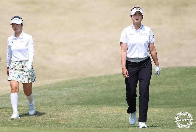 동반 라운드를 하고 있는 전예성(왼쪽)과 김민솔. 사진 제공=KLPGA