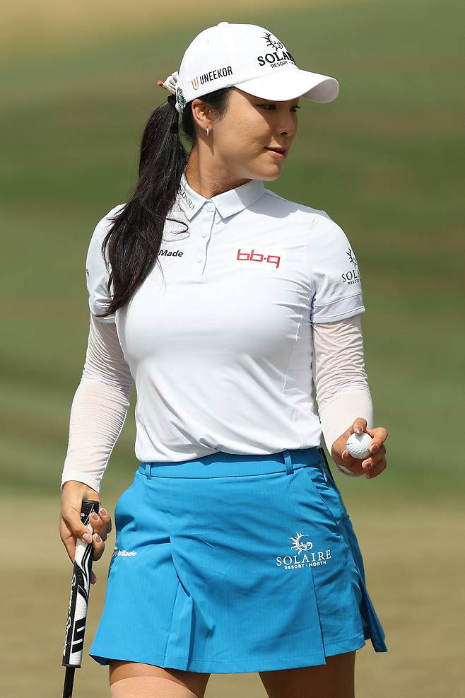 퍼팅을 마치고 이동하고 있는 윤이나. 사진 제공=AFP연합뉴스