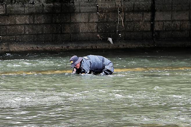 3월31일 오전 10시30분쯤 "신천에 수상한 캐리어가 있다"는 신고를 접수한 경찰이 대구 북구 칠성동 잠수교 주변을 수색하고 있다. ⓒ뉴스1