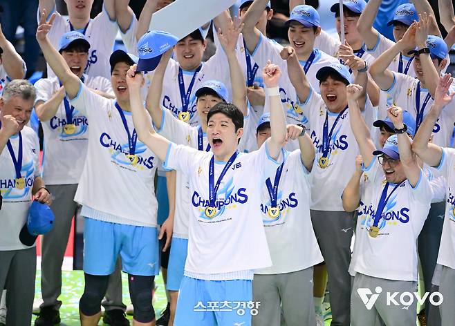 대한항공 정지석이 10일 인천 계양체육관에서 열린 2025~2026시즌 V리그 남자부 챔피언결정전(5전 3승제) 5차전에서 우승한 뒤 기뻐하고 있다. KOVO 제공