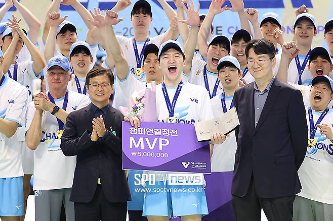 ▲ 챔피언결정전 MVP를 수상한 정지석(가운데) ⓒ곽혜미 기자