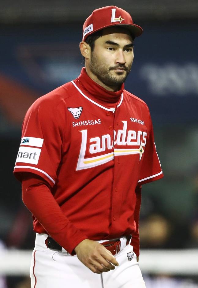 SSG 랜더스 외국인 투수 미치 화이트가 10일 잠실 LG 트윈스전에서 4회 도중 강판되고 있다. /사진=SSG 랜더스 제공