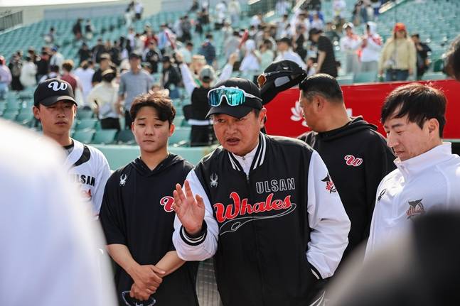 경기 종료 직후 투수 미팅을 소집한 박병환 투수코치. /사진=울산 웨일즈