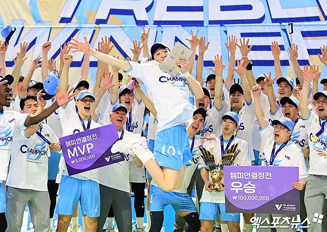 10일 오후 인천 계양체육관에서 열린 '진에어 2025-2026 V-리그' 대한항공과 현대캐피탈의 챔피언결정전 5차전 경기, 대한항공이 세트 스코어 3:1(25:18, 25:21, 19:25, 25:23)로 승리하며 트레블을 달성했다. 경기 종료 후 대한항공 정지석이 MVP 수상 기념 촬영을 하고 있다. 인천, 박지영 기자