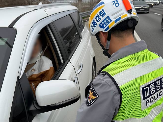 버스전용차로에서 승차 정원 미준수로 범칙금 부과받은 승용차 (서울=연합뉴스) 최윤선 기자 = 11일 오전 경기 화성시 동탄구 인근 경부고속도로에서 한 남성이 버스전용차로 단속에 걸려 범칙금을 부과받고 있다. 2026.04.11 ysc@yna.co.kr
