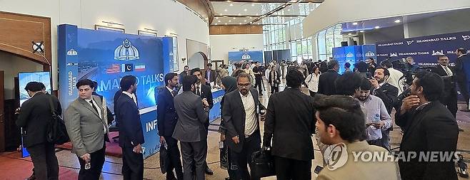 '미·이란 종전 협상' 세계 기자들 몰린 미디어센터 (이슬라마바드=연합뉴스) 손현규 특파원 = 11일(현지시간) 미국과 이란의 첫 종전 협상을 앞두고 파키스탄 이슬라마바드에 마련된 미디어센터에 기자들이 모여 있다. 2026.4.11 son@yna.co.kr