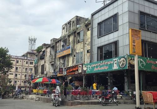 파키스탄 이슬라마바드 상가 (이슬라마바드=연합뉴스) 손현규 특파원 = 11일(현지시간) 미국과 이란의 첫 종전 협상이 열릴 파키스탄 이슬라마바드 시내 상가에서 손님들이 점심을 먹고 있다. 2026.4.11