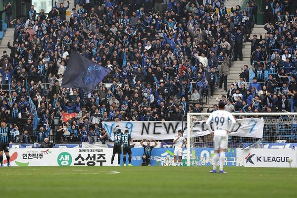 11일 인천축구전용경기장에서 열린 K리그1 울산HD와의 경기에서 인천 유나이티드 무고사가 7경기 연속 7공격 포인트를 달성한 후 팬들 앞에서 세리머니를 하고 있다. 2026.4.11 /한국프로축구연맹 제공