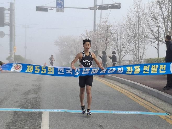 12일 이천 코오롱 스포츠센터 일원서 도 교육감배대회 겸 열린 제55회 전국소년체육대회 철인3종 경기도대표 최종선발전서 과천 문원중의 이동건이 결승선을 통과하고 있다. 사진=경기도철인3종협회
