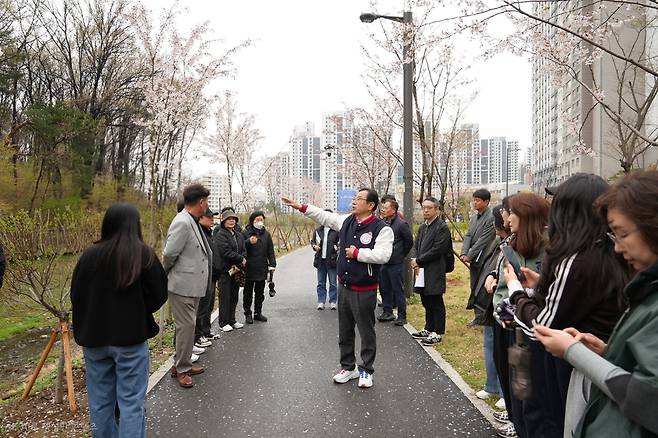 이현재 하남시장이 감일 공공주택조성사업 4단계 현장에서 시민, 직원들과 현장 점검을 하고 있다