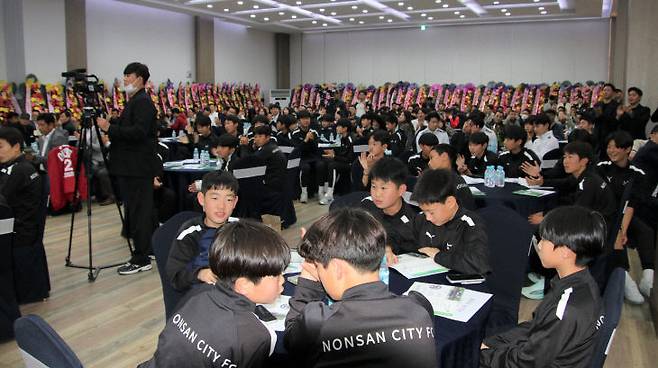 이날 행사는 개회 선언을 시작으로 국민의례, 내빈 소개, 경과보고 순으로 진행됐다. 이어 창단사와 축사, 창단기 전달식이 진행되며 새로운 팀의 탄생을 알렸다.(논산=장병일 기자)