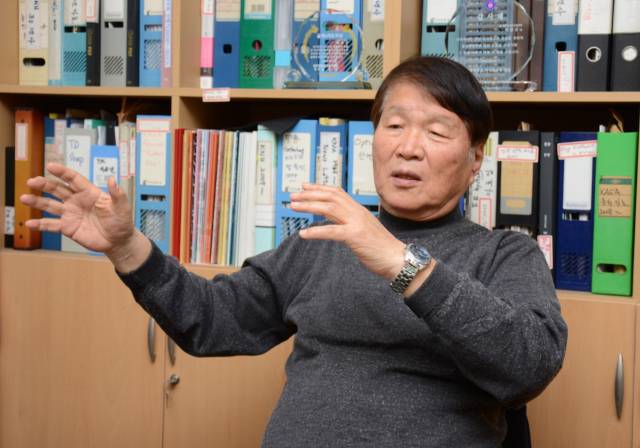 박경규 경북대 명예교수가 경북대, 미식축구와 함께해온 세월에 대해 얘기하고 있다. 채정민 기자