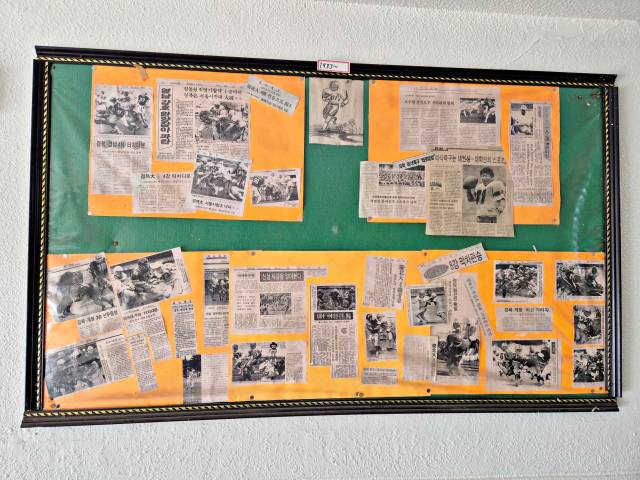 박경규 경북대 명예교수의 연구실 앞 게시판에 붙여둔 미식축구 관련 보도 기사들. 채정민 기자