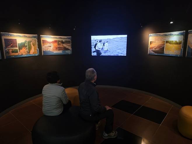 ▲ 전시관 영상실에서 방문객들이 사방사업 관련 영상을 시청하고 있다. 서의수 기자