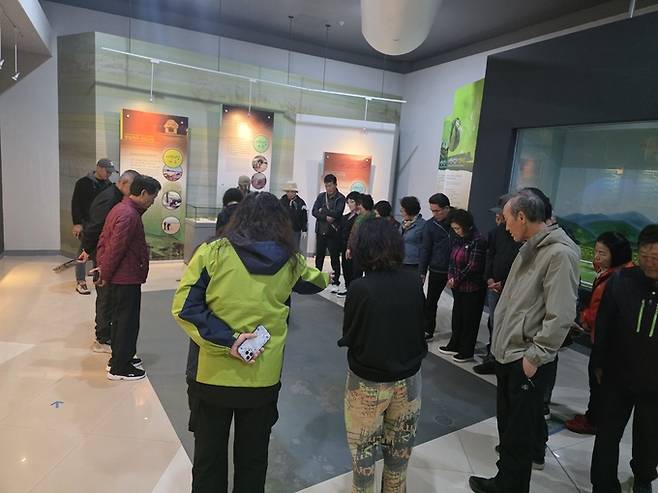 ▲ 사방기념관 내부에서 관람객들이 전시 해설을 듣고 있다. 서의수 기자