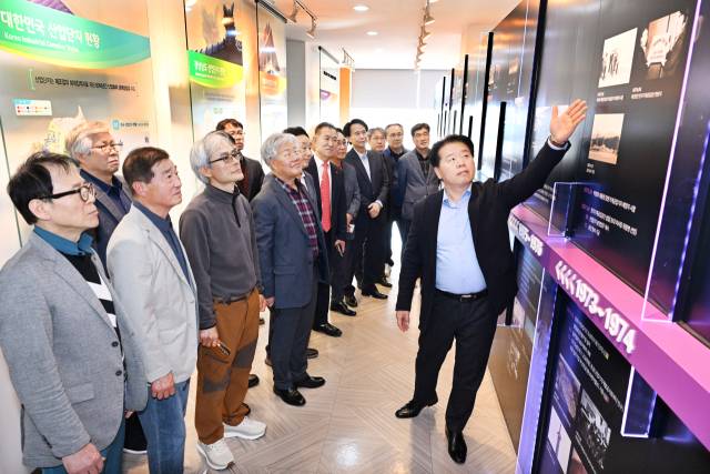 이날 한국산업단지공단 경남지역본부 6층 창원공단 역사관에서 김은철 경남지역본부장으로부터 전시물에 대해 설명을 듣고 있는 근로자들./전강용 기자/