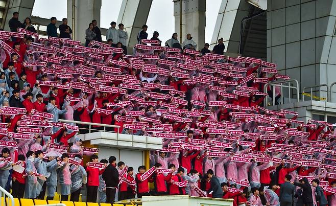 지난 9일 비가 오는 날씨에도 오현고등학교가 응원을 펼친 가운데 응원 타올을 이용해 노래를 부르고 있다.
