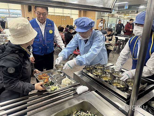 민형배 더불어민주당 전남광주통합특별시장 경선후보가 지난 10일 오전 광주 남구 빛고을 노인건강타운을 방문해 배식 봉사활동을 하고 있다. 박찬 기자