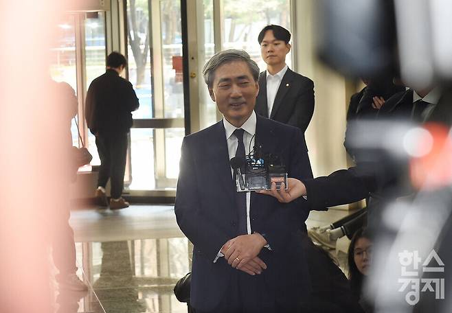 신현송 한국은행 총재 후보자가 3월31일 서울 중구 한화금융플라자 로비에서 취재진의 질문에 답하고 있다. 이호형 기자