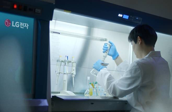 기능성 소재를 개발 중인 LG전자 연구원의 모습./사진=LG전자