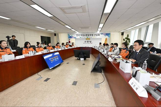 김승룡 소방청장이 전국 여성 소방공무원들과 간담회를 진행하고 있다.(사진=소방청)