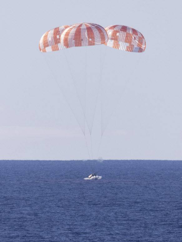 아르테미스 2호 오리온 우주선이 바다로 착수하는 장면.(사진=미항공우주국)