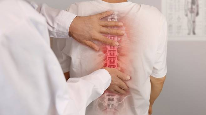 국제통증학회(IASP)에 따르면, 3개월 이상 지속되는 통증은 치료가 필요한 '만성 통증 질환'으로 분류된다|출처: 클립아트코리아