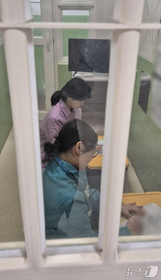 경기 화성직업훈련교도소 여성 수용동의 한 독거실(1인실) 모습. 수용 인원 과밀로 정원 1명인 방에 수용자 2명이 들어가는 상황도 종종 발생한다. <뉴스1> 취재진이 직접 방 안에 들어가보니 두 명이 앉아 책상을 두면 남는 공간이 거의 없었다. 2026.3.6 (법무부 제공)