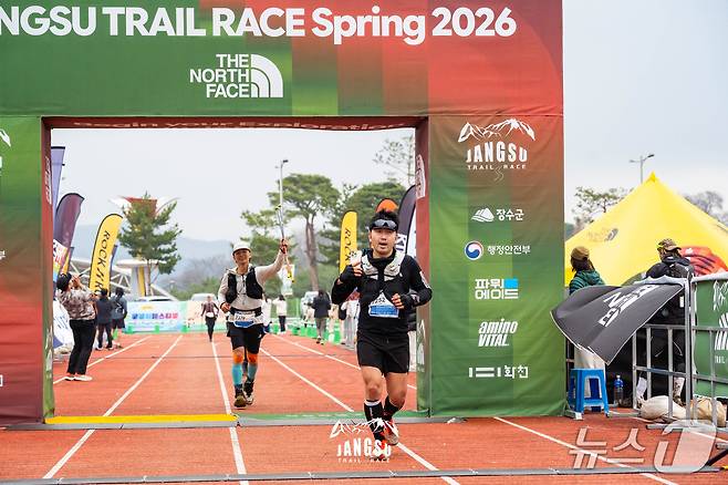 2026 장수트레일레이스 Spring with 노스페이스 70k(38k 단축 운영) 코스를 피니시하는 순간 기자의 모습. (사진= 포토그래퍼 @wildbaek 집밖백선생) /뉴스1