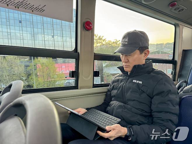 오세훈 서울시장이 472번 버스를 타고 출근하고 있다.