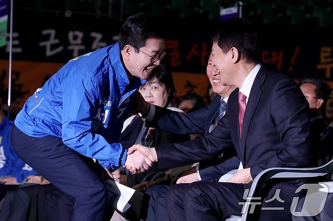 오세훈 서울시장과 6·3 지방선거 더불어민주당 서울시장 예비경선 후보로 나선 정원오 전 성동구청장이 서울 잠실학생체육관에서 열린 2026 서울시 환경공무관 한마음축제에 참석해 인사나누고 있다. 2026.3.19 ⓒ 뉴스1 이광호 기자