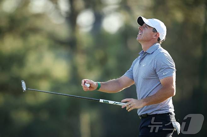 로리 매킬로이가 12일(한국시간) 열린 마스터스에서 한 타를 잃으며 캐머런 영에게 공동 선두를 허용했다. ⓒ AFP=뉴스1