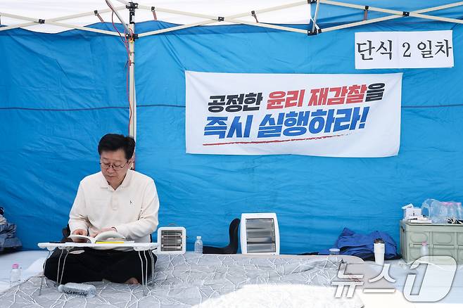 6·3 지방선거 더불어민주당 전북지사 경선에서 낙마한 안호영 더불어민주당 의원이 12일 오전 서울 여의도 국회 본관 앞에서 이원택 전북지사 후보의 '식비 대납 의혹'과 관련해 당 지도부를 향해 윤리감찰단의 재감찰을 촉구하는 단식 농성을 하고 있다. 2026.4.12 ⓒ 뉴스1 임지훈 인턴기자