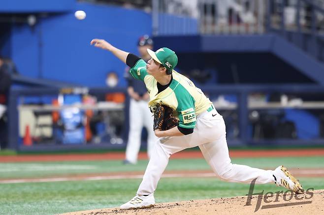 키움 히어로즈 투수 배동현이 12일 열린 KBO리그 고척 롯데 자이언츠전에서 역투하고 있다. (키움 히어로즈 제공)