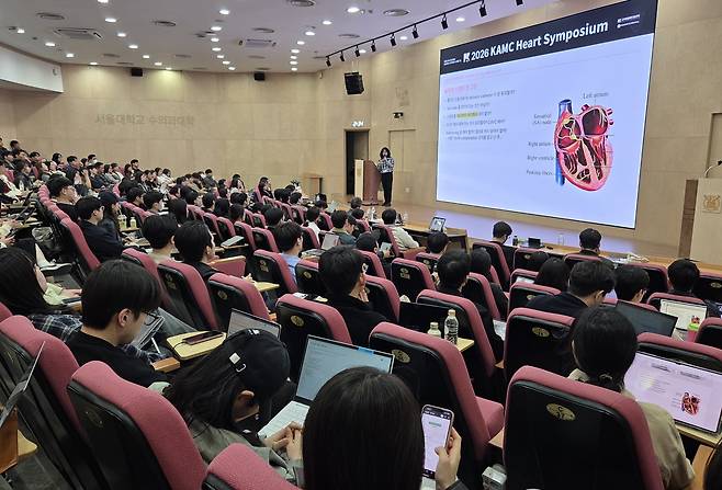 엽경아 고려동물메디컬센터 심장센터장이 12일 서울대 수의과대학 스콜필드홀에서 열린 KAMC 심장 심포지엄에서 강의하고 있다. ⓒ 뉴스1 한송아 기자