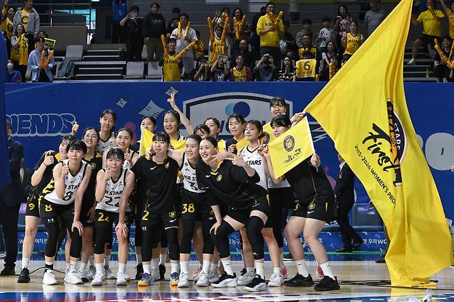 청주 KB스타즈가 12일 열린 2025-26 여자프로농구 플레이오프 3차전에서 아산 우리은행을 81-55로 꺾고 챔피언결정전에 올랐다. (WKBL 제공)