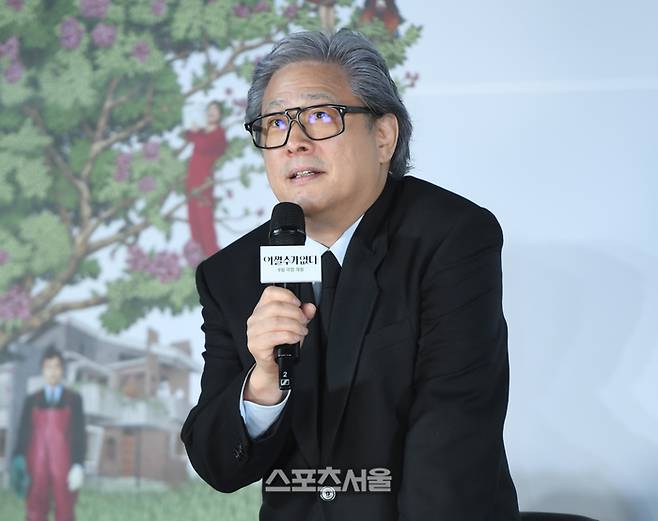 박찬욱 감독이 19일 CGV 용산아이파크몰에서 열린 영화 ‘어쩔수가없다’ 제작보고회에서 인사말을 하고 있다. 2025. 8. 19. 최승섭기자 thunder@sportsseoul.com