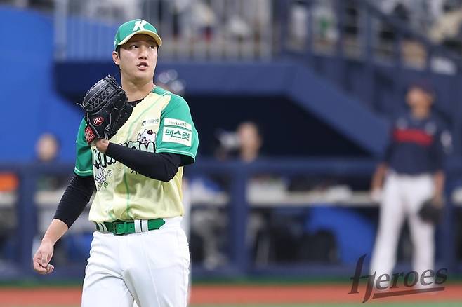 키움 안우진이 12일 서울 고척스카이돔에서 열린 2026 KBO리그 정규시즌 롯데전에 선발 등판해 경기장을 바라보고 있다. 사진 | 키움 히어로즈